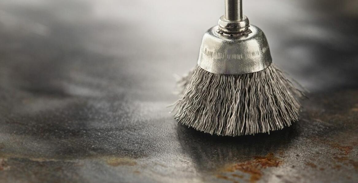 Odrdzewianie żeliwa – co warto wiedzieć przed wyborem usługi?