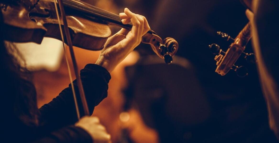 Profesjonalna oprawa muzyczna na skrzypce – jak wpływa na uczestników ceremonii?