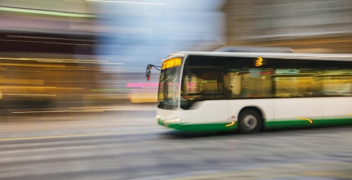 Dlaczego warto wybrać transport publiczny na trasie lotnisko-centrum miasta?