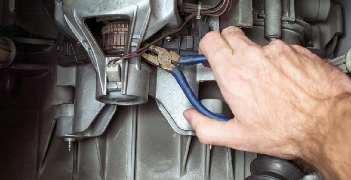 Wpływ regularnego serwisowania na wydajność odkurzaczy piorących w firmach sprzątających