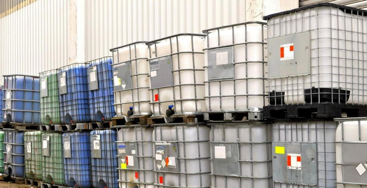 Jakie są korzyści z użycia tworzyw sztucznych w produkcji opakowań dla przemysłu chemicznego?