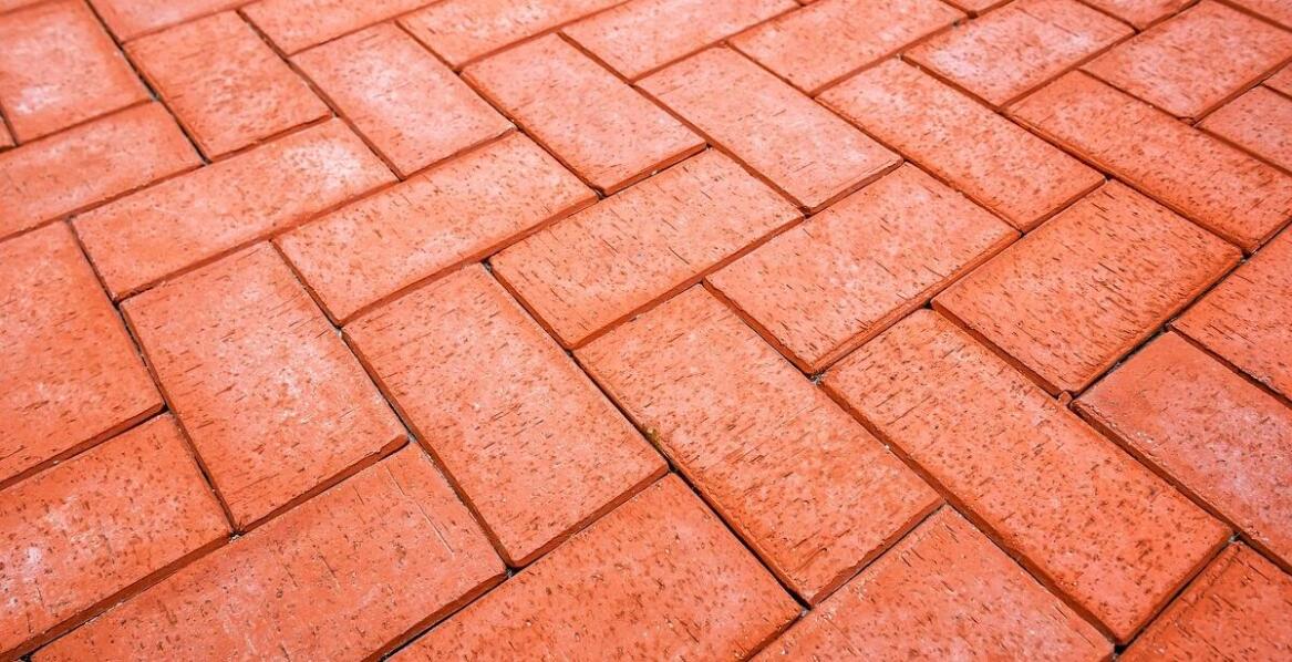 Jak metoda sodowania wpływa na ochronę i wygląd kostki brukowej?