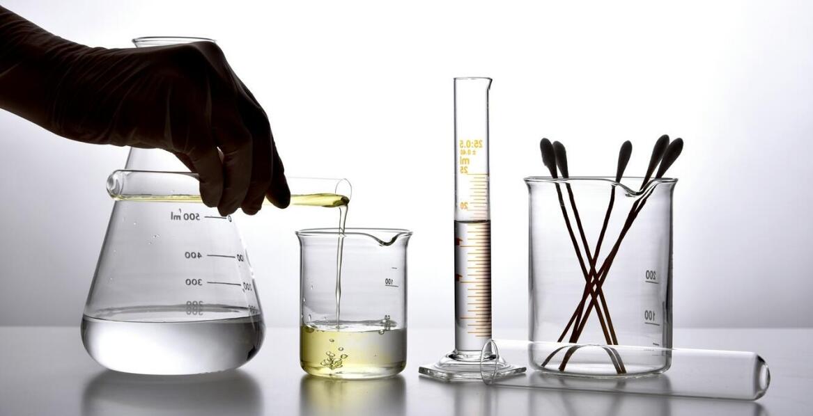 Szkło laboratoryjne w biotechnologii – jakie są jego główne zastosowania?