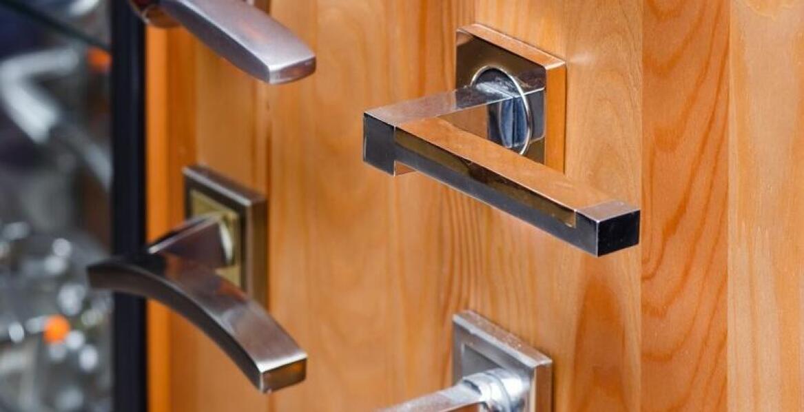 Innowacyjne rozwiązania w okuciach okiennych: co oferuje rynek?