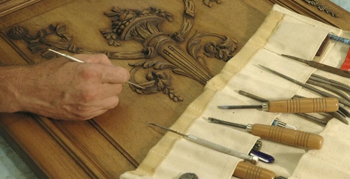 Jak markery do renowacji napisów mogą odmienić wygląd starych mebli?