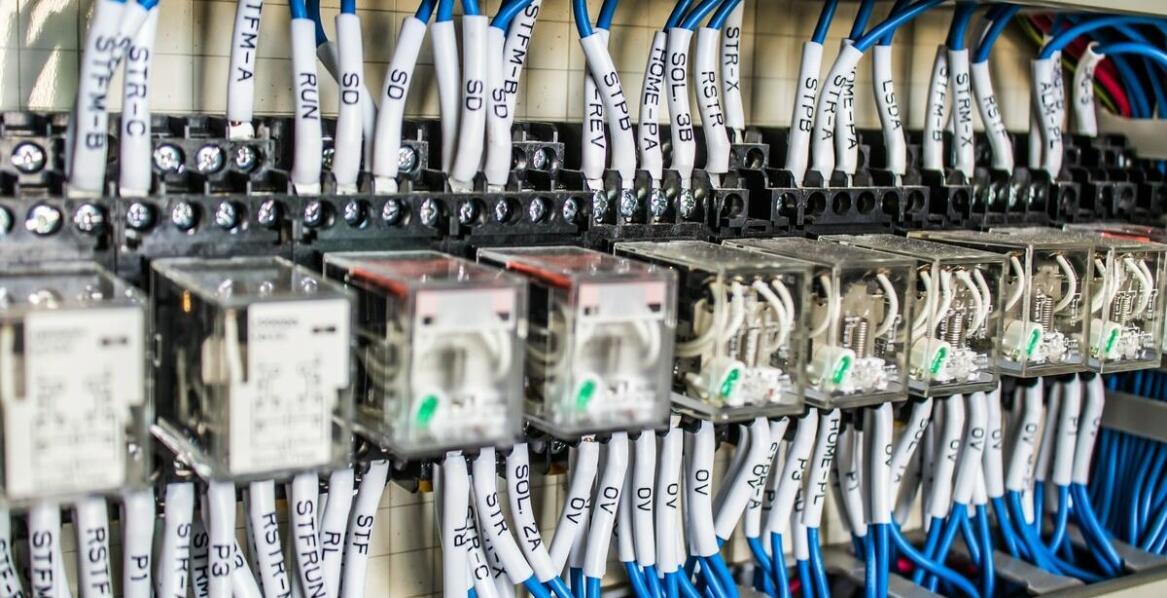 Przekaźnik trójfazowy w systemach HVAC - dlaczego jest niezbędny?