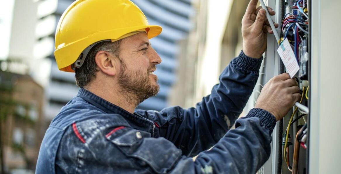 Serwis falowników Danfoss a zwiększenie żywotności systemów napędowych