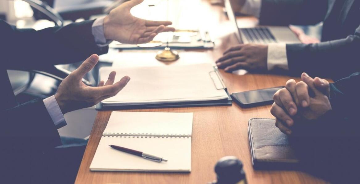 Jak radcy prawni wspierają klientów w sporach gospodarczych?
