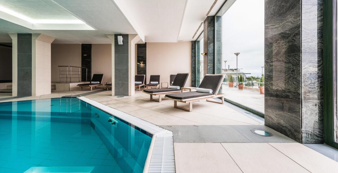 Basen kryty: Idealny na każdą pogodę w hotelu nad morzem