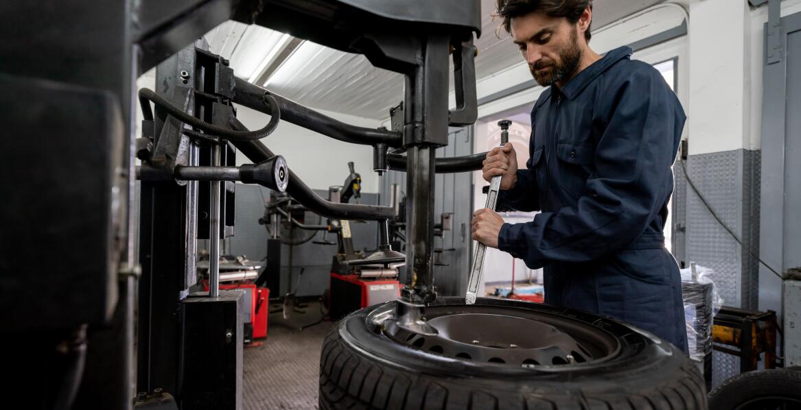 Serwis opon a trwałość szyb – co warto wiedzieć?