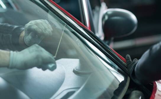 Jak regularna naprawa odprysków wpływa na trwałość auto szyb?