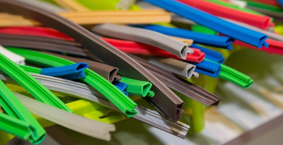 Proces zamawiania silikonowych opasek z własnym napisem – co warto wiedzieć?