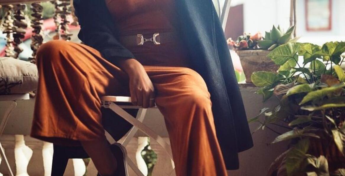 Modne stylizacje z zestawami dzianinowymi i spódnicą na sezon