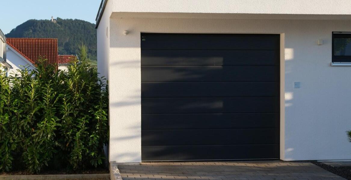 Wybór drzwi garażowych podkarpackie – na co zwrócić uwagę?