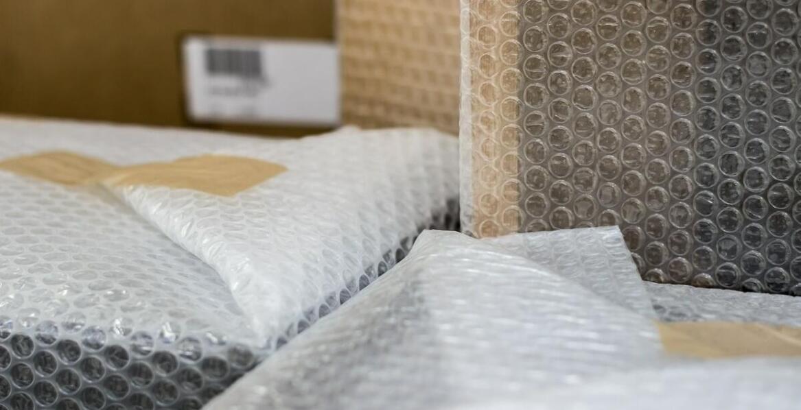 Jakie możliwości personalizacji oferują współczesne koperty kurierskie?