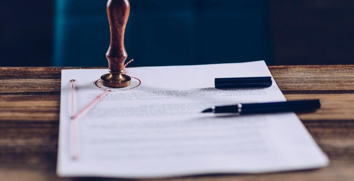 Zastosowanie suchego stempla w codziennej pracy biurowej