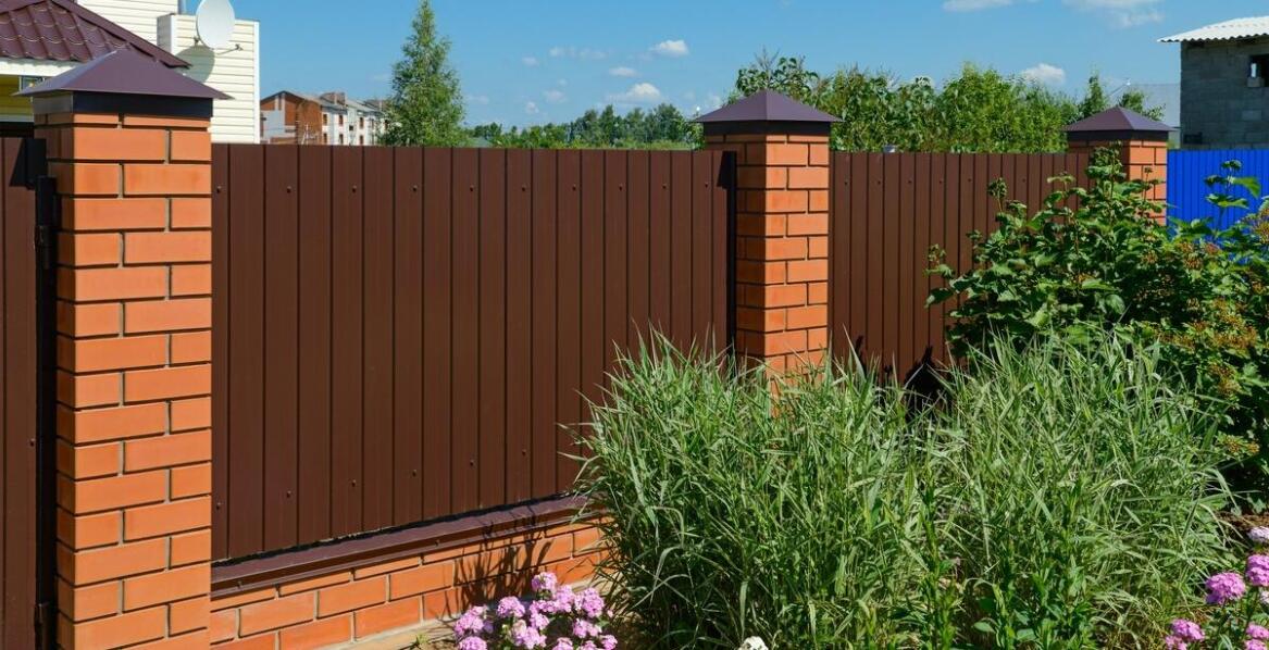 Przewodnik po wyborze ogrodzeń metalowych kutych dla Twojego domu