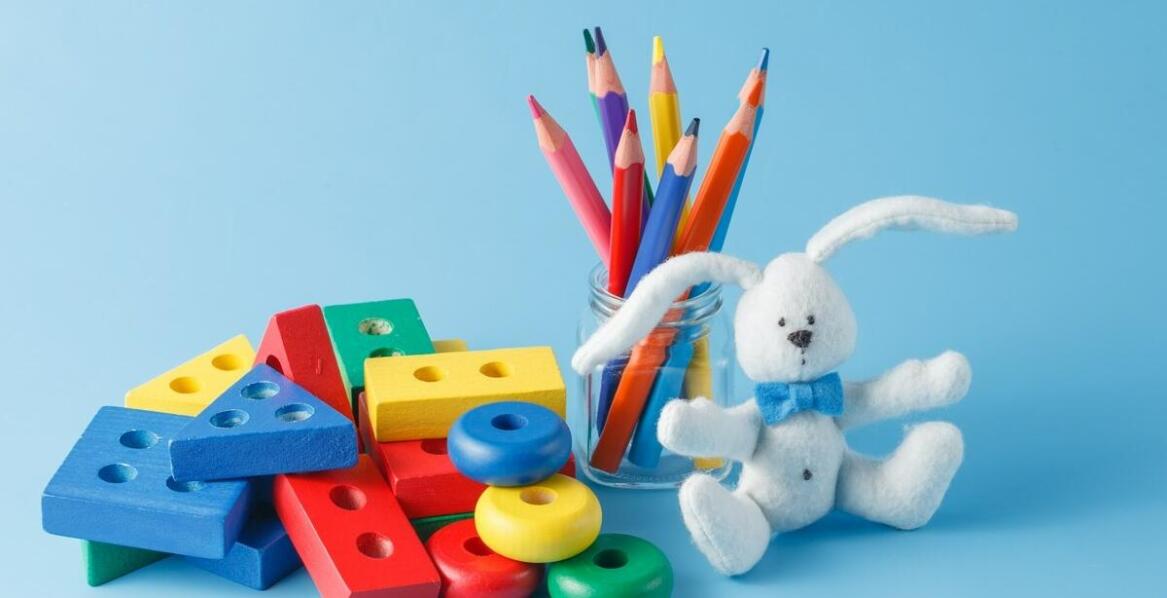 Jakie są kluczowe elementy programu edukacyjnego w przedszkolu z oddziałami terapeutycznymi?