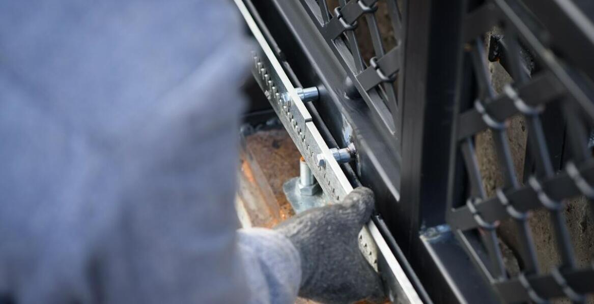 Jakie są zalety wyboru ceownika 80x20 do bram dwuskrzydłowych?