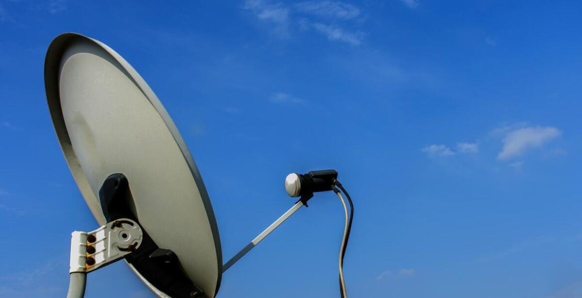 Jakie czynniki wpływają na wydajność anten w instalacjach telekomunikacyjnych?