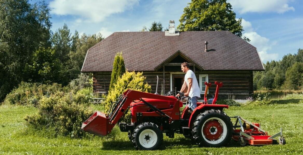Jakie są główne korzyści z używania traktorków ogrodowych w przestrzeniach publicznych?