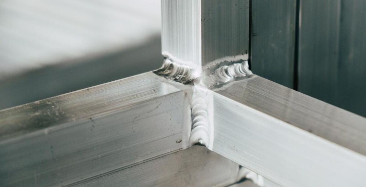 Wpływ grubości stali na wytrzymałość i stabilność wiaty garażowej