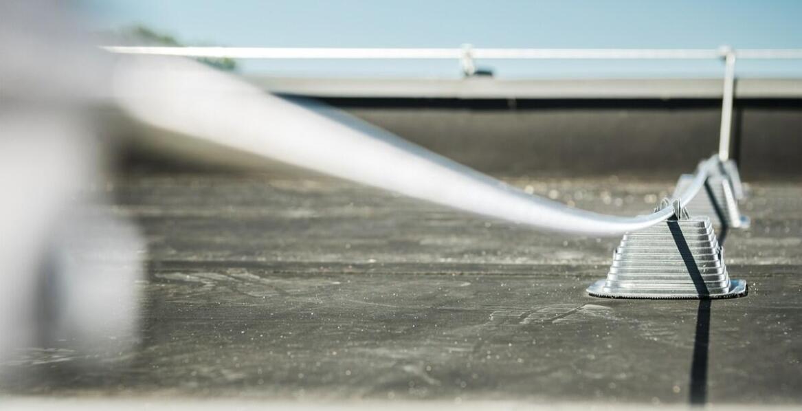 Drabina ewakuacyjna na dach a zgodność z międzynarodowymi standardami bezpieczeństwa