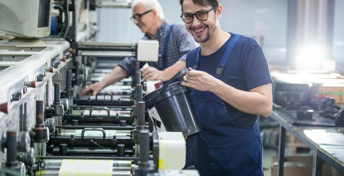 Jakie korzyści przynoszą nowoczesne maszyny drukarskie w produkcji reklamowej?