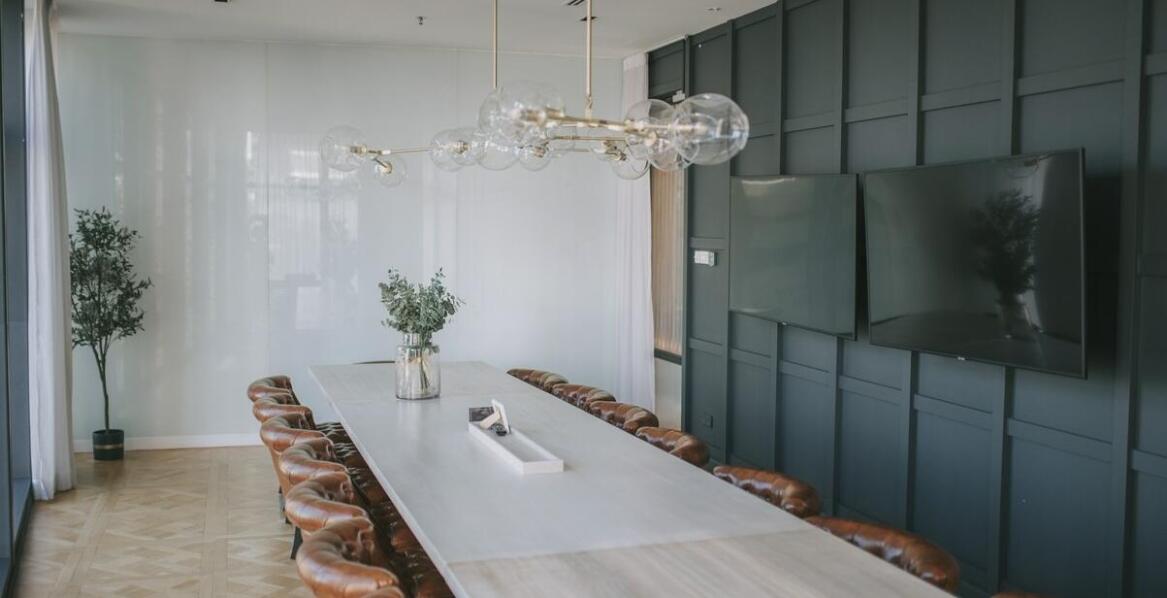 Panele akustyczne jako kluczowy element nowoczesnych sal konferencyjnych