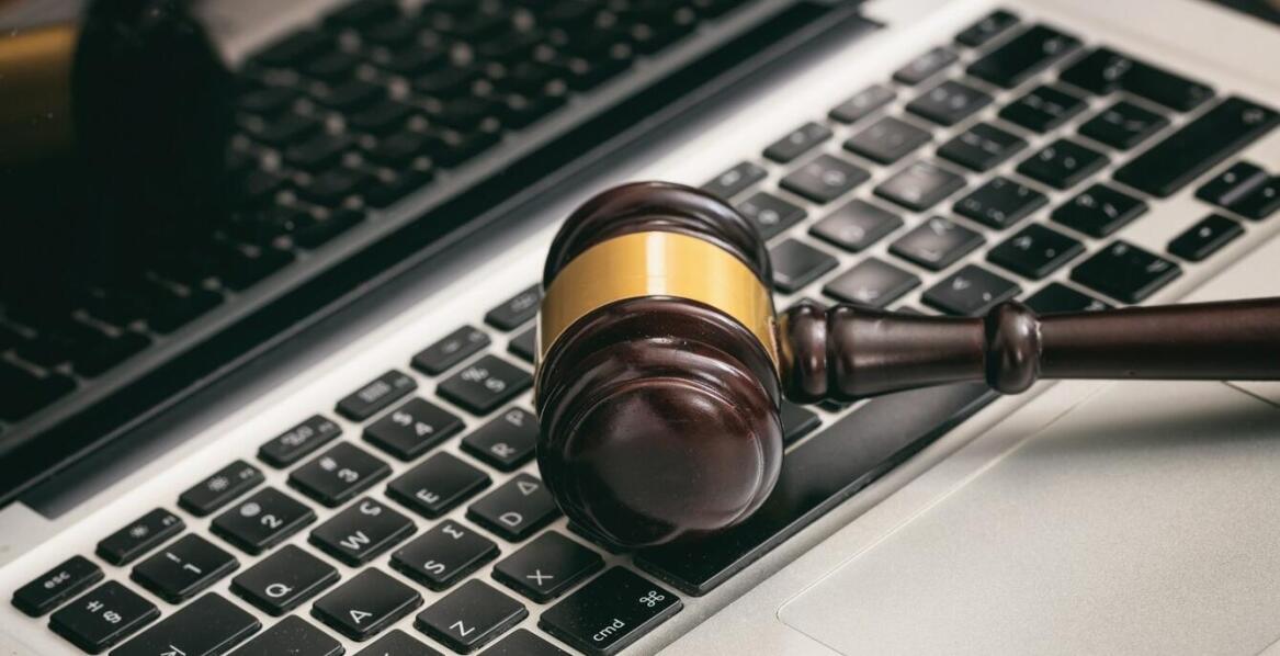 Jak prawo handlowe reguluje kwestie związane z własnością domen?