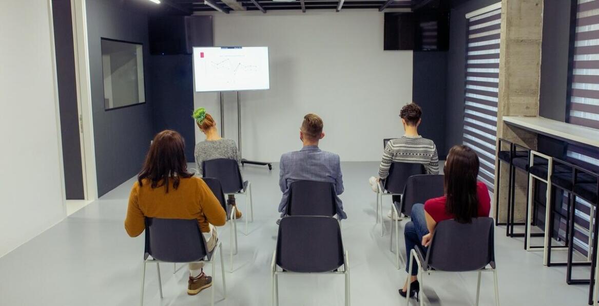 Jakie są różnice między szkoleniami BHP online a stacjonarnymi w Warszawie?