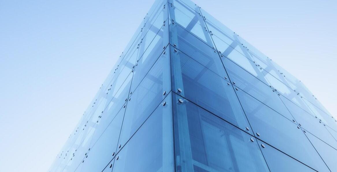 Zastosowanie folii przeciwsłonecznych w budynkach biurowych: ochrona i komfort