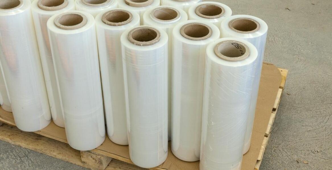 Jak folie termokurczliwe wspierają ochronę produktów podczas transportu?