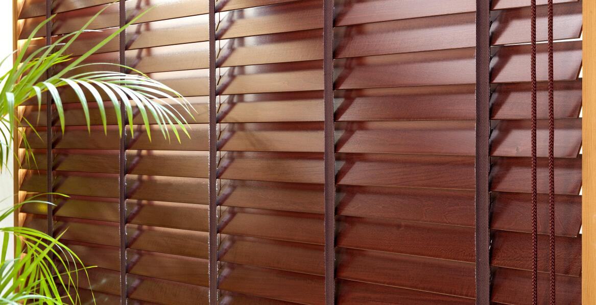 Poradnik: Jak konserwować żaluzje drewniane, by służyły przez lata?