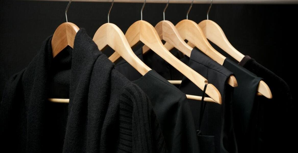 Czarne spodnie goodies – modna alternatywa dla klasycznych jeansów