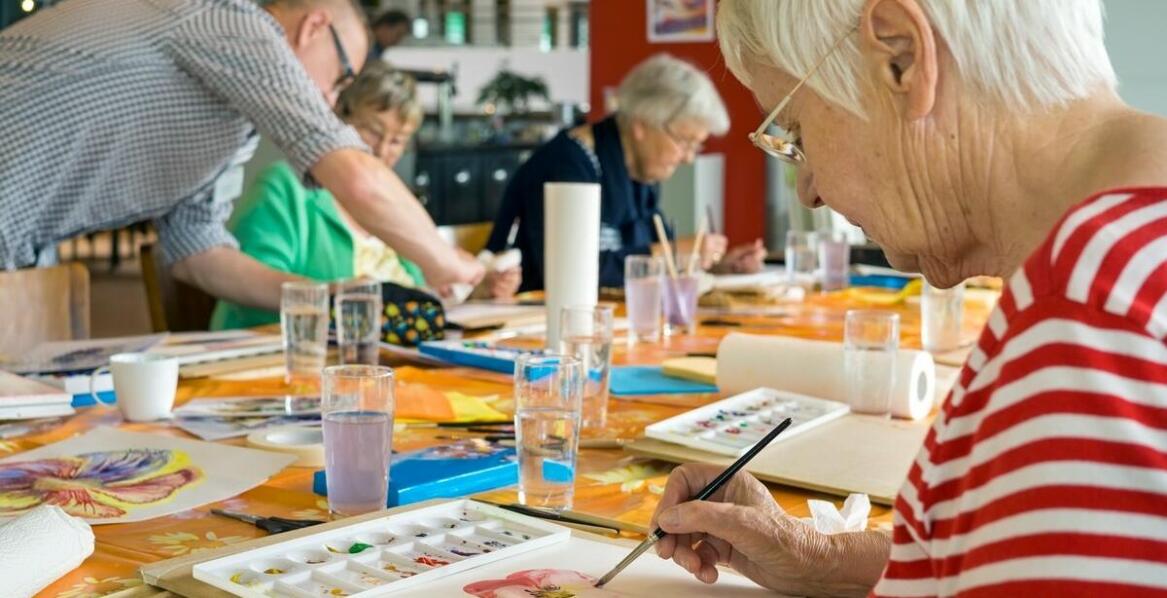 Jakie zajęcia plastyczne oferowane są mieszkańcom ośrodka dla osób leżących?