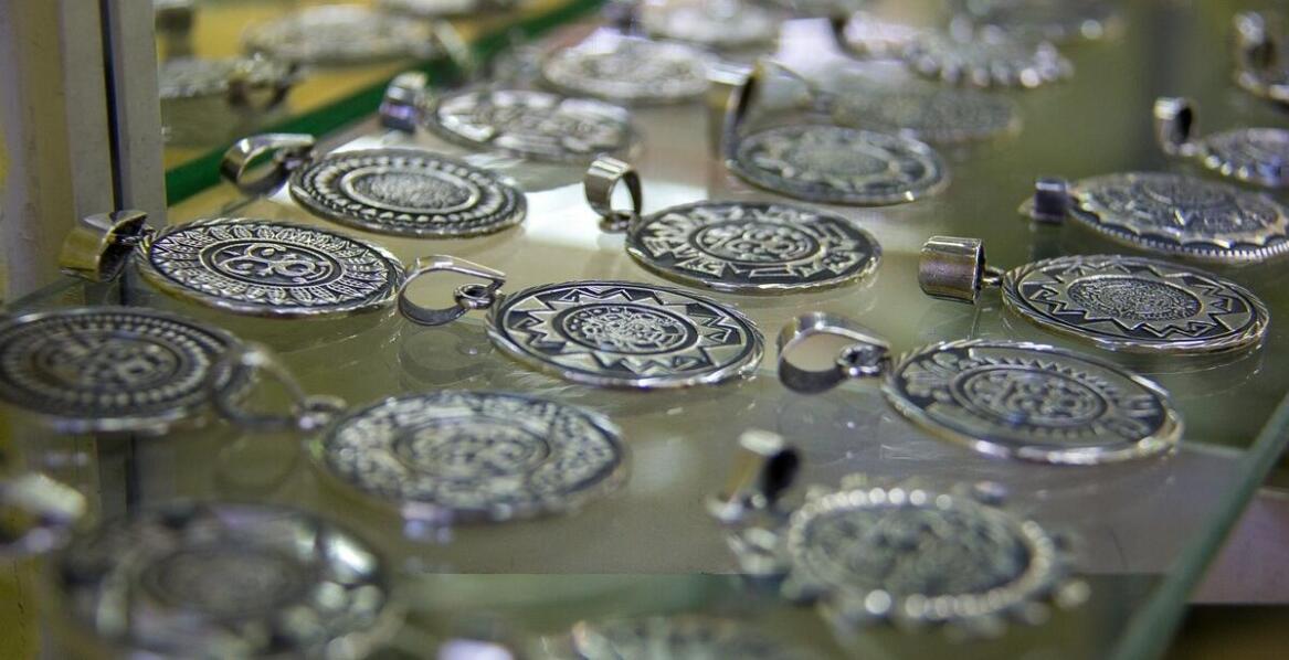 Charmsy srebrne jako element eleganckiej stylizacji – jak je nosić?