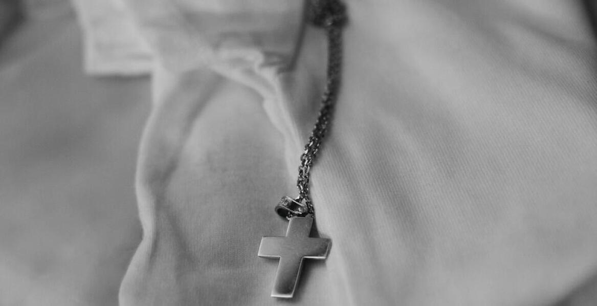 Jakie cechy powinien mieć idealny wisiorek damski na co dzień?