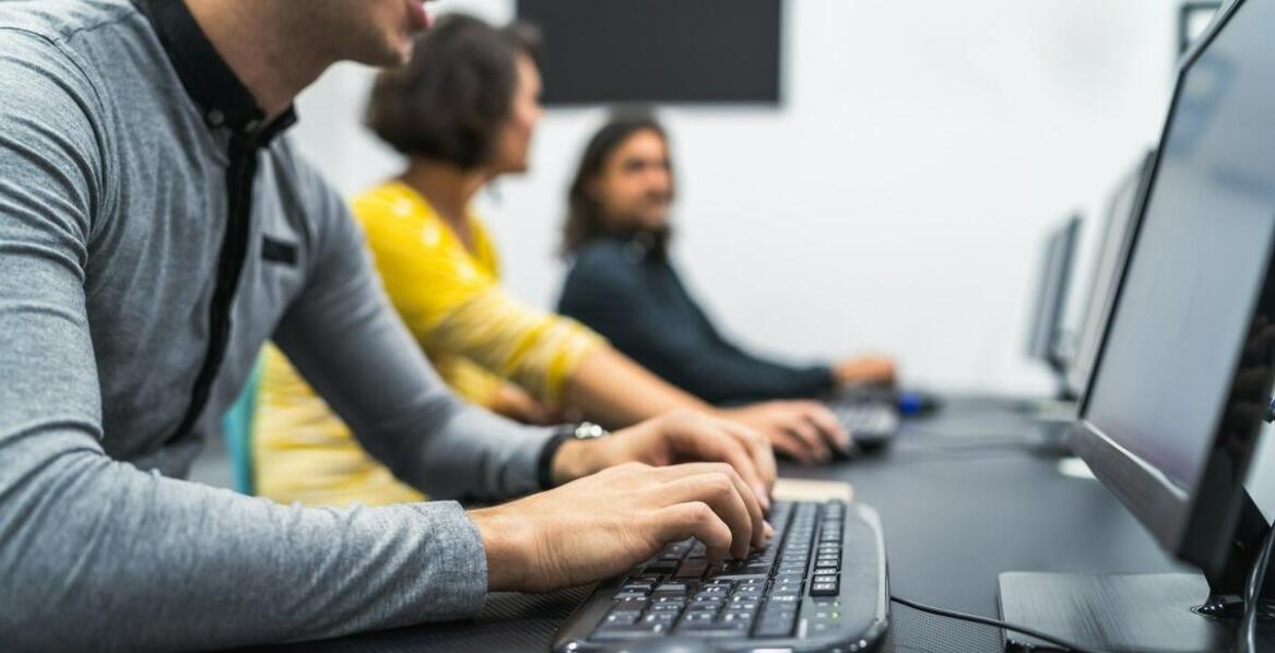 Jakie aspekty są kluczowe przy wyborze biura tłumaczeń niderlandzki do projektów IT?