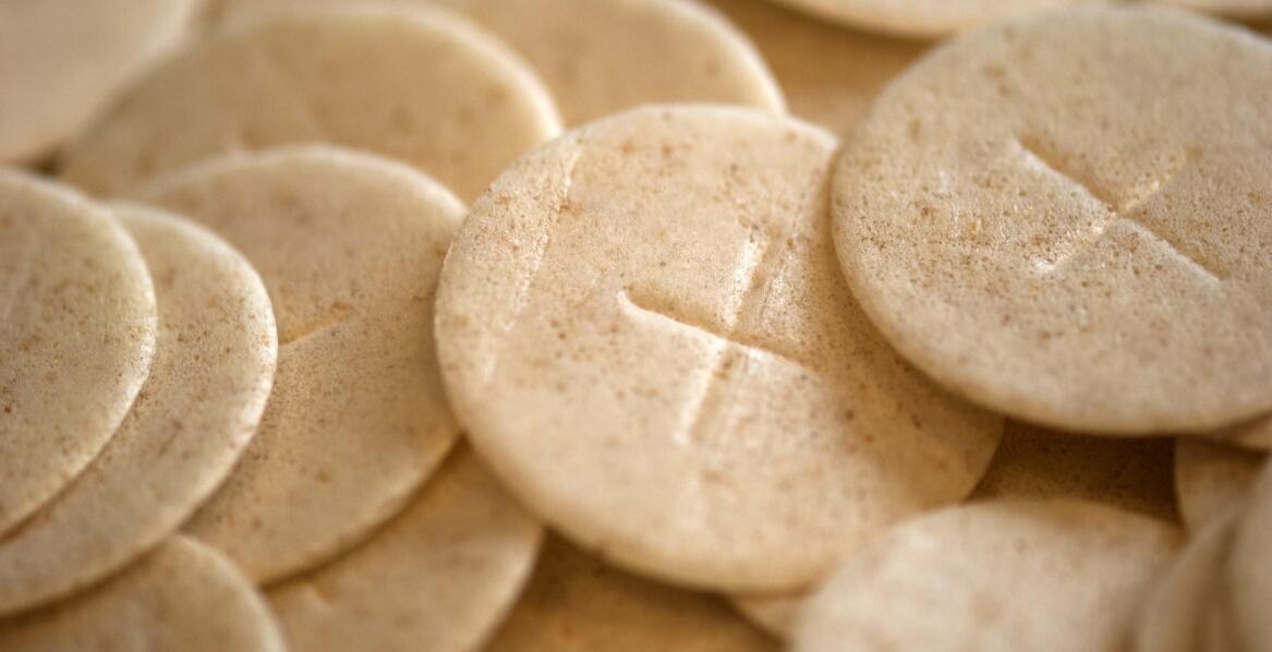 Opłatek jako symboliczny prezent podczas spotkań świątecznych