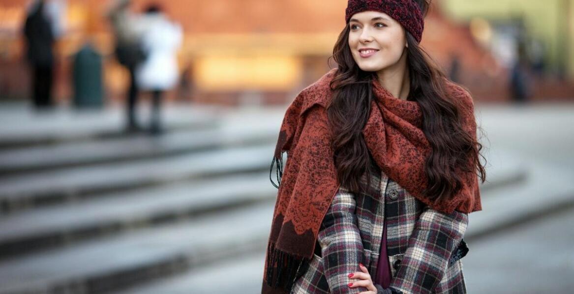 Jak komponować stylizacje zimowe, które łączą ciepło z elegancją?