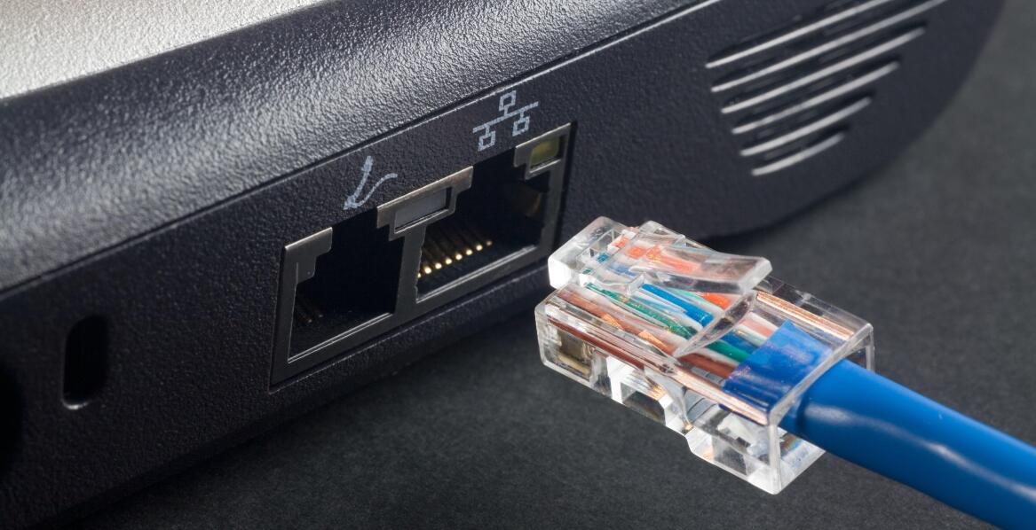 Rola zasilacza UPS w ochronie sprzętu komputerowego przed przepięciami