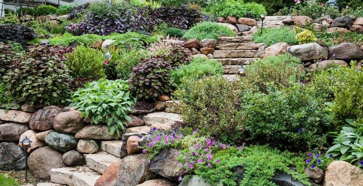 Jak kamienne elementy architektury wpływają na estetykę ogrodu?