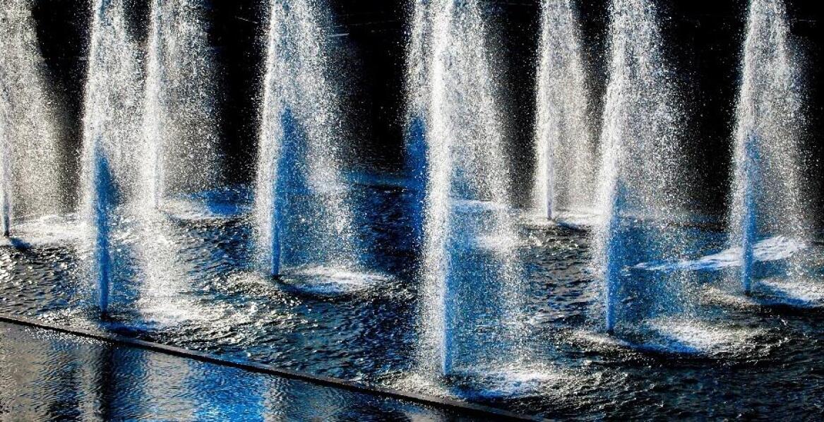 Wybór idealnej platformy dla pływającej fontanny