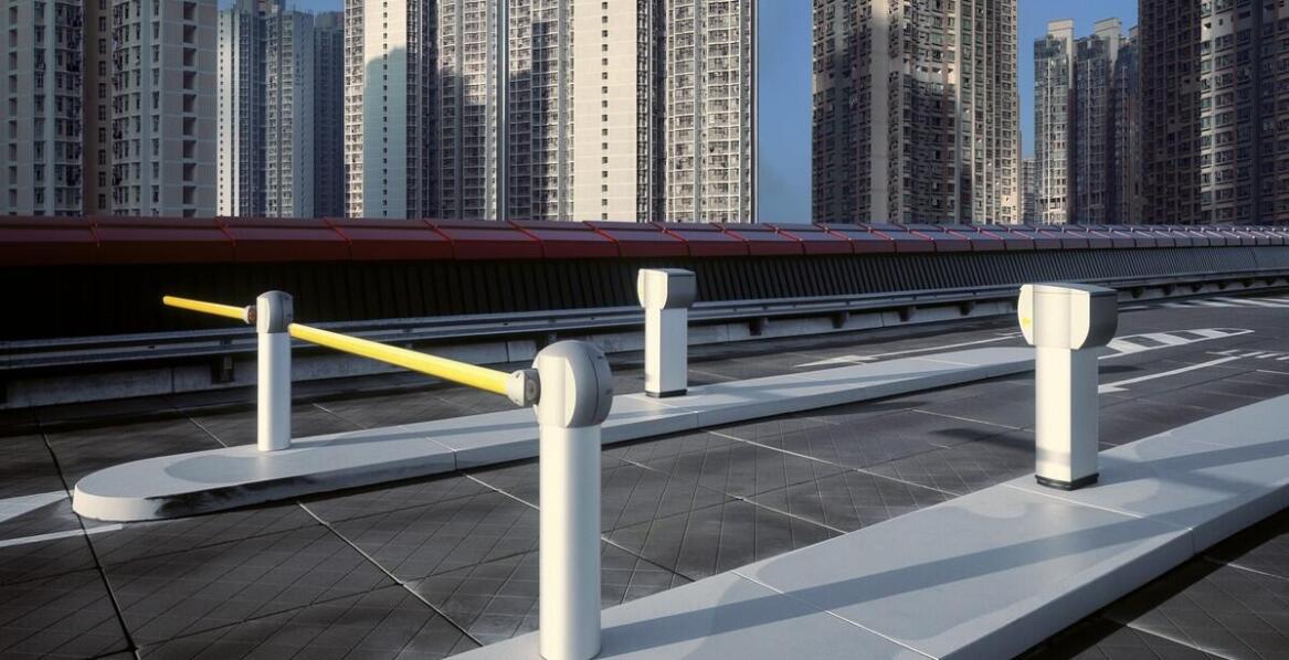 Jakie zalety oferują stojaki na rowery zintegrowane z blokadami parkingowymi?