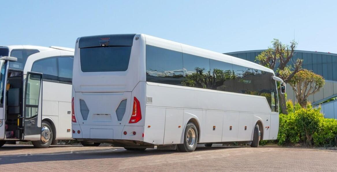 Wynajem autokaru na imprezy okolicznościowe – jak zapewnić komfort gościom?