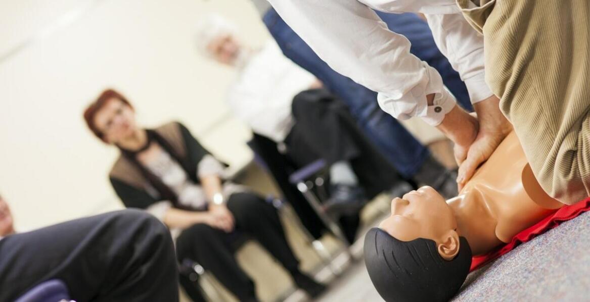 Wpływ szkoleń z pierwszej pomocy na życie i zdrowie pracowników