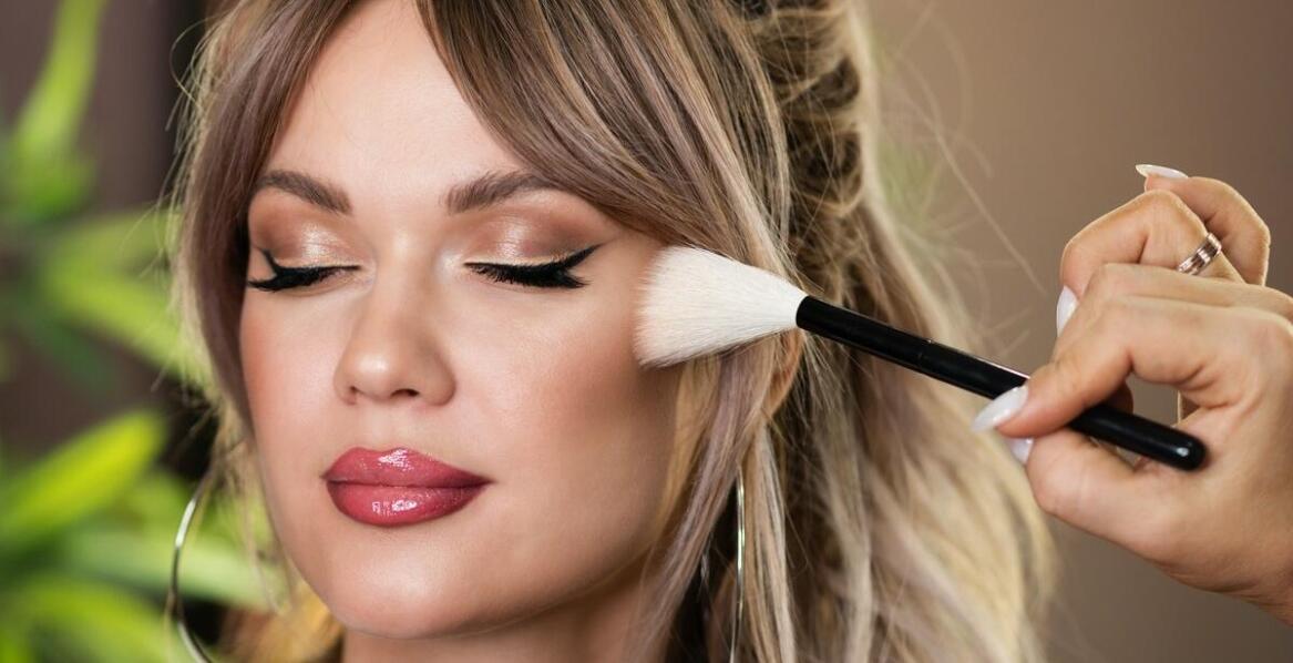 Jakie są najważniejsze aspekty pracy w branży kosmetycznej po zawodówce?