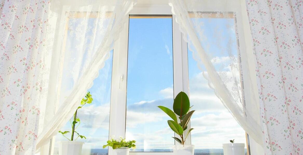 Najnowsze trendy w wykorzystaniu sztucznego storczyka w dekoracji okien