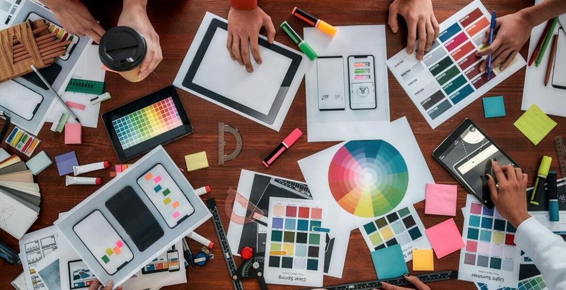 Rola kubków z logo w budowaniu rozpoznawalności marki